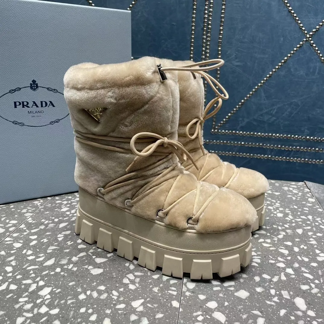 👟👟Ex-factory price 700👟👟 The highest version on the market, Prada's king style, snow boots, ski boots, chubby, so cute and cute →_→ From the Prada limited series, unique. Shiny nylon Oblique upper with criss-cross straps for an ideal fit. The boots are made of technical fabric and have a short-cut version. They can be worn in the city or in the mountains. They make the calves slimmer, taller, warmer and have a concave shape. The boots and soles use the original waterproof effect. The size is 35-40. 41Customized